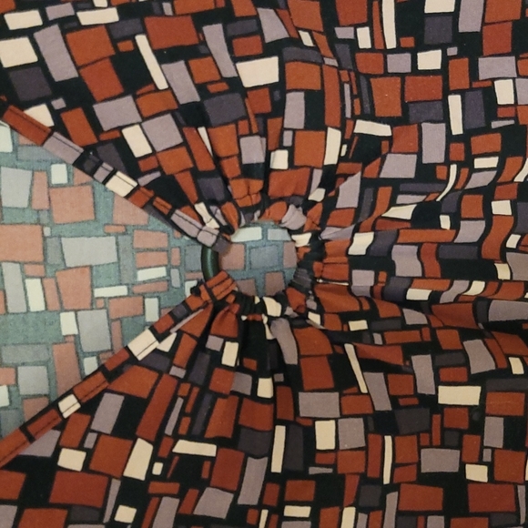 Shirts, a bundle of quantity (6) XL women's dressy stretchy material shirts. - Picture 12 of 12